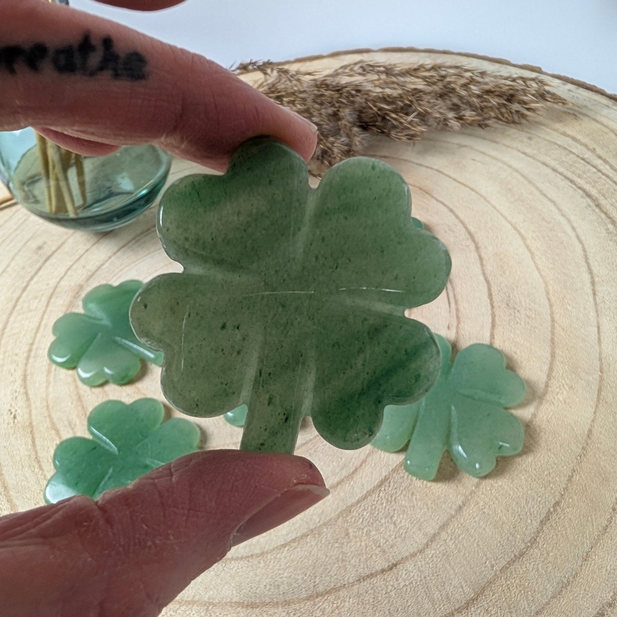 Groene aventurijn klavertje vier – curated crystal by Marga Jacobs | rust, symboliek en intuïtieve zelfzorg