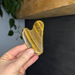 Gua sha edelsteen – curated crystal by Marga Jacobs | rust, symboliek en intuïtieve zelfzorg