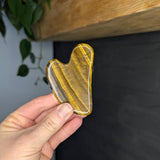 Gua sha edelsteen – curated crystal by Marga Jacobs | rust, symboliek en intuïtieve zelfzorg