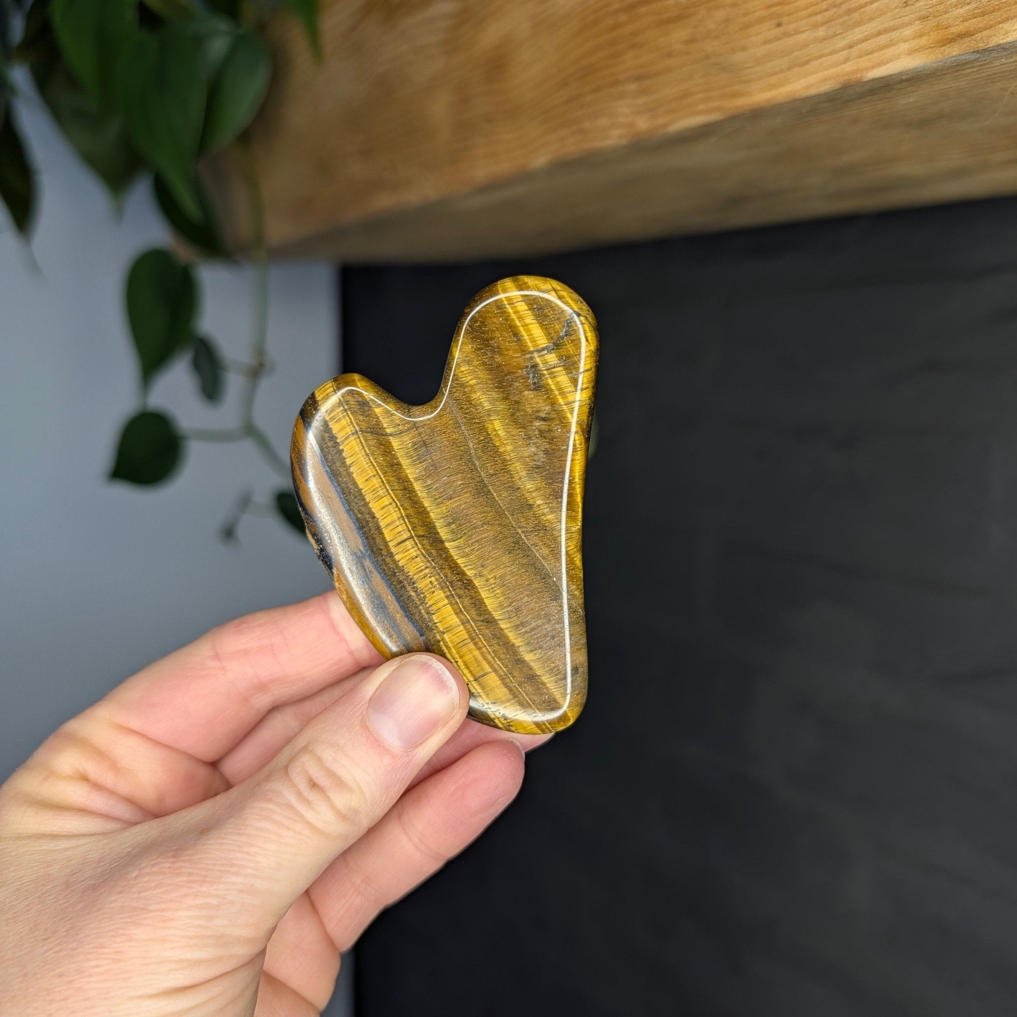 Gua sha edelsteen – curated crystal by Marga Jacobs | rust, symboliek en intuïtieve zelfzorg