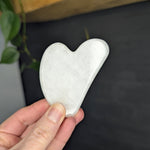 Gua sha edelsteen – curated crystal by Marga Jacobs | rust, symboliek en intuïtieve zelfzorg