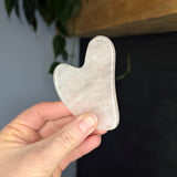 Gua sha edelsteen – curated crystal by Marga Jacobs | rust, symboliek en intuïtieve zelfzorg