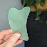 Gua sha edelsteen – curated crystal by Marga Jacobs | rust, symboliek en intuïtieve zelfzorg