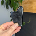 Gua sha edelsteen – curated crystal by Marga Jacobs | rust, symboliek en intuïtieve zelfzorg