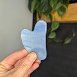 Gua sha edelsteen – curated crystal by Marga Jacobs | rust, symboliek en intuïtieve zelfzorg