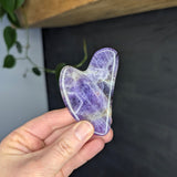 Gua sha edelsteen – curated crystal by Marga Jacobs | rust, symboliek en intuïtieve zelfzorg