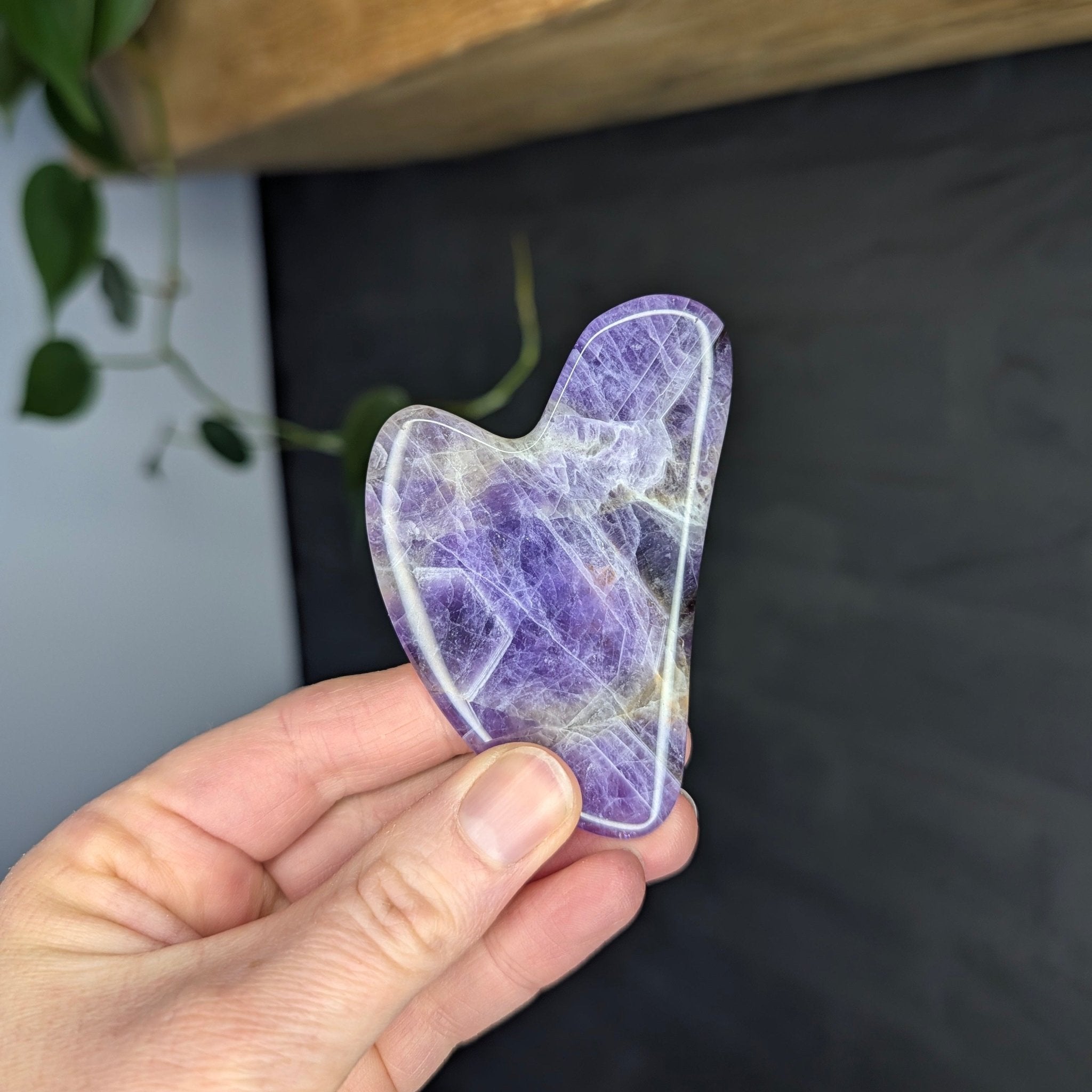 Gua sha edelsteen – curated crystal by Marga Jacobs | rust, symboliek en intuïtieve zelfzorg