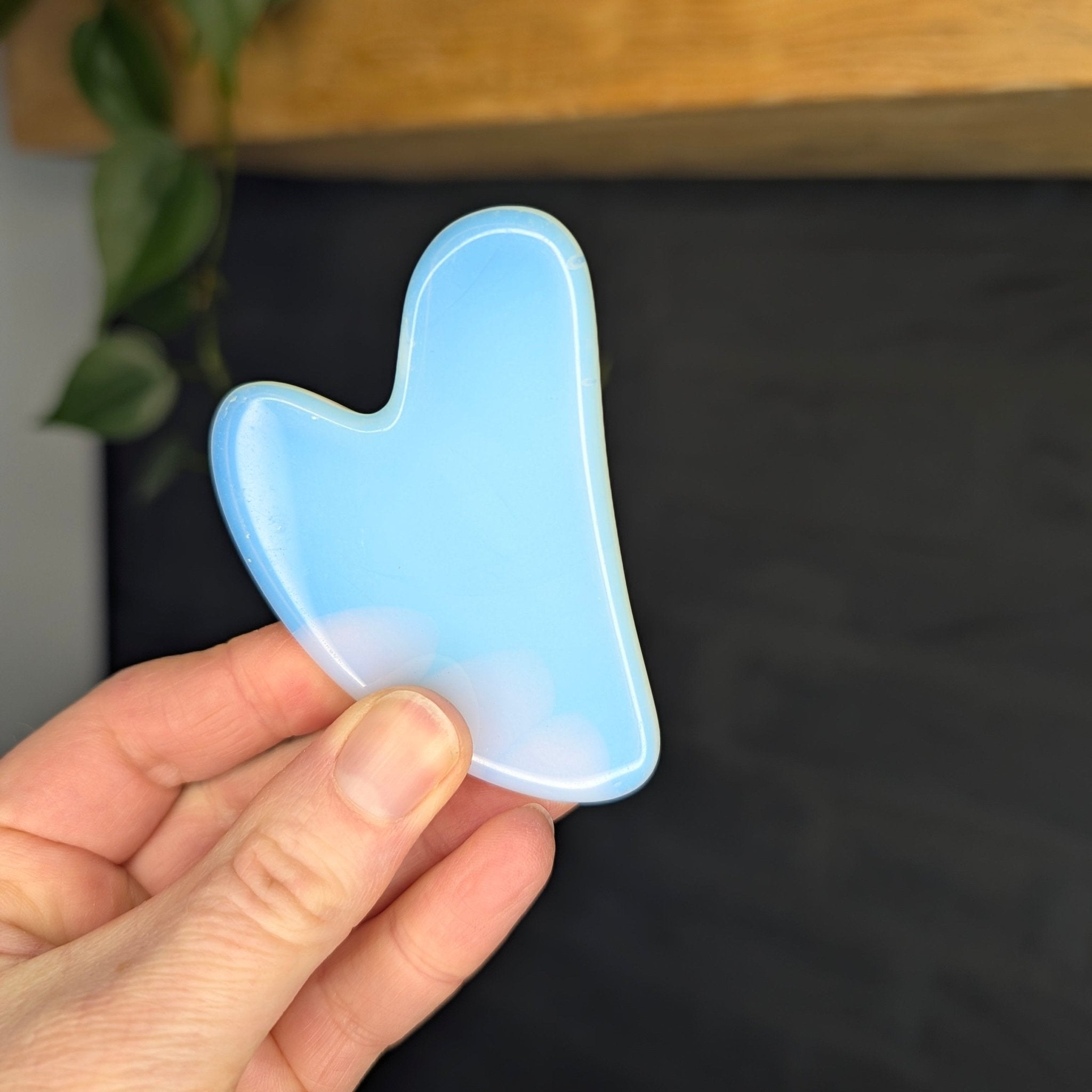 Gua sha edelsteen – curated crystal by Marga Jacobs | rust, symboliek en intuïtieve zelfzorg