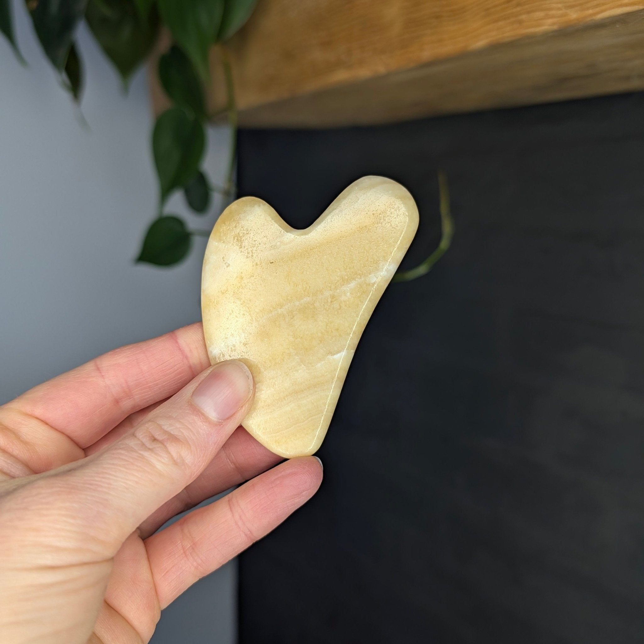 Gua sha edelsteen – curated crystal by Marga Jacobs | rust, symboliek en intuïtieve zelfzorg
