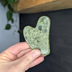 Gua sha edelsteen – curated crystal by Marga Jacobs | rust, symboliek en intuïtieve zelfzorg
