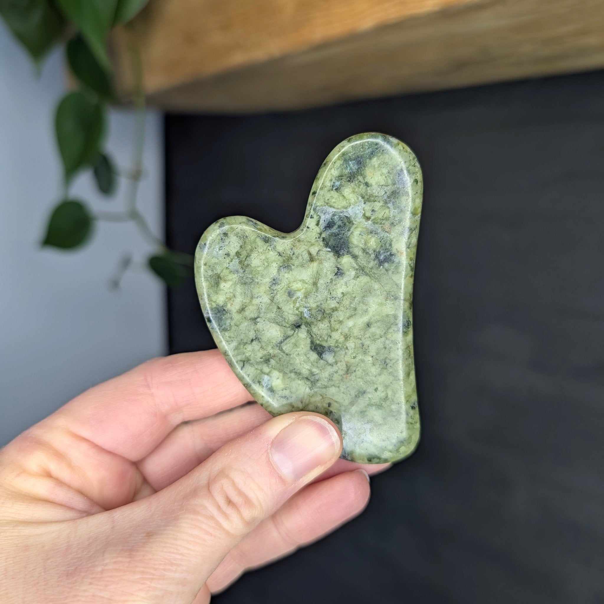 Gua sha edelsteen – curated crystal by Marga Jacobs | rust, symboliek en intuïtieve zelfzorg
