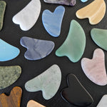 Gua sha edelsteen – curated crystal by Marga Jacobs | rust, symboliek en intuïtieve zelfzorg