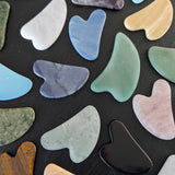 Gua sha edelsteen – curated crystal by Marga Jacobs | rust, symboliek en intuïtieve zelfzorg