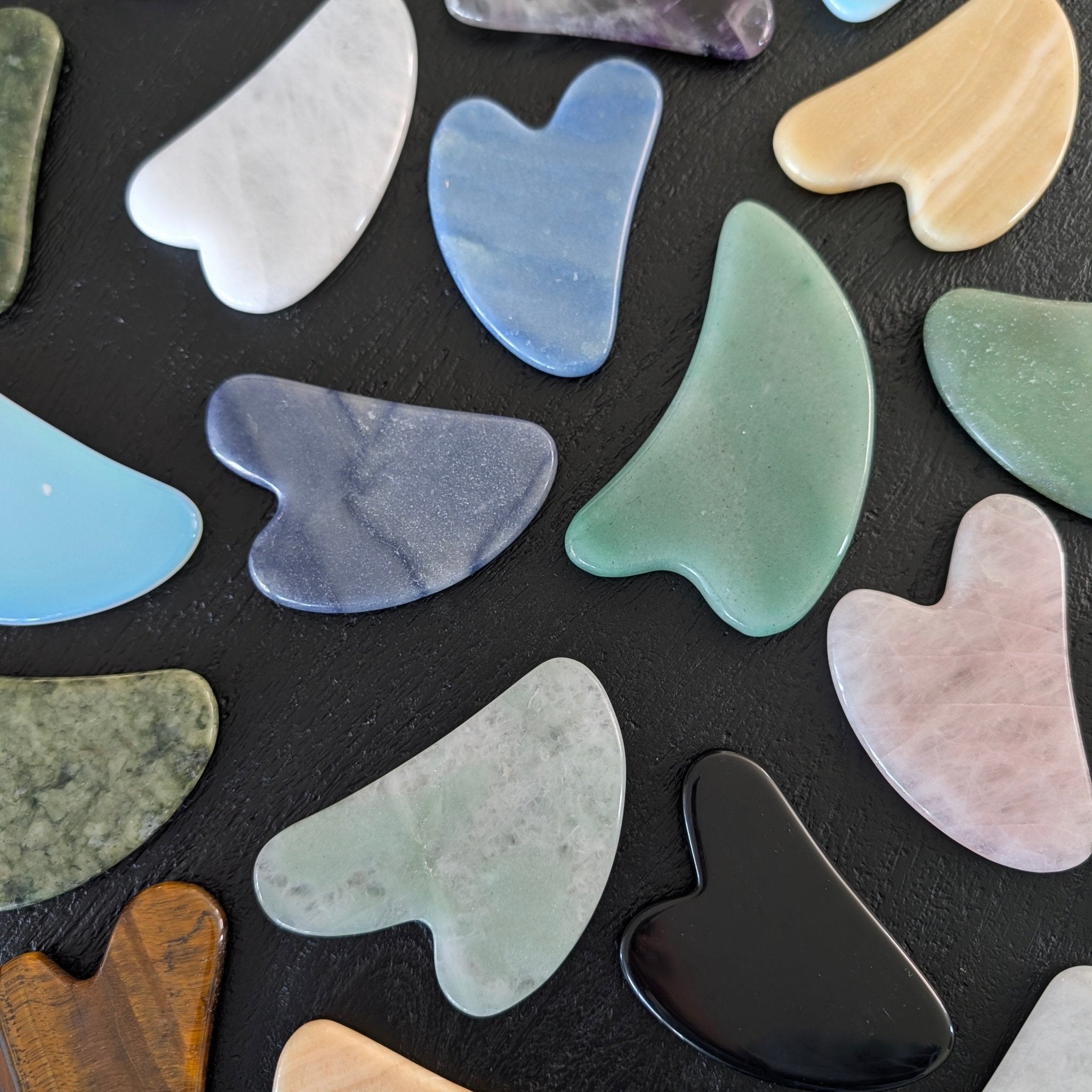 Gua sha edelsteen – curated crystal by Marga Jacobs | rust, symboliek en intuïtieve zelfzorg