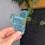 Gua sha edelsteen – curated crystal by Marga Jacobs | rust, symboliek en intuïtieve zelfzorg