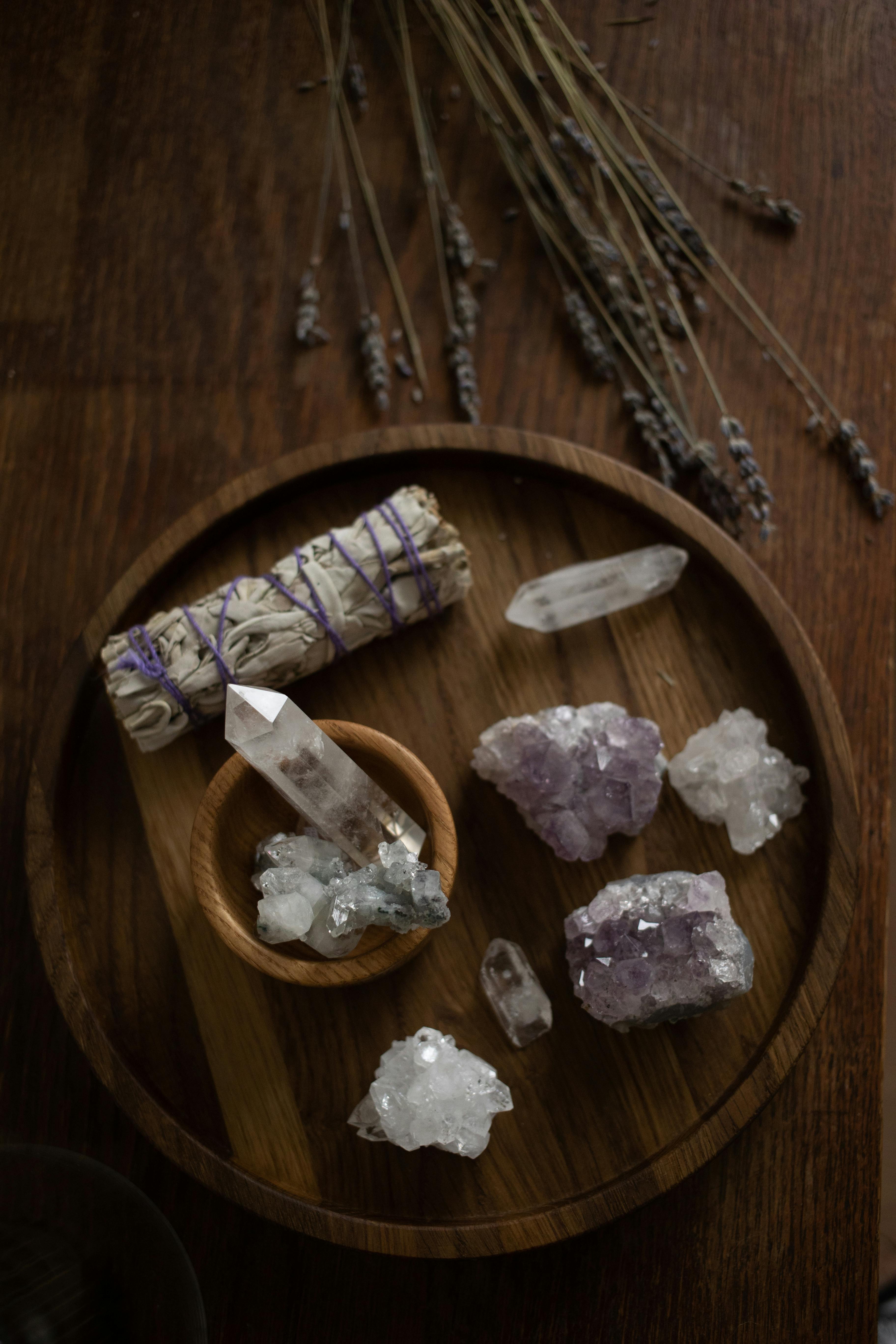 Kristallen, lavendel en smudge stick voor energetische reiniging en rituelen
