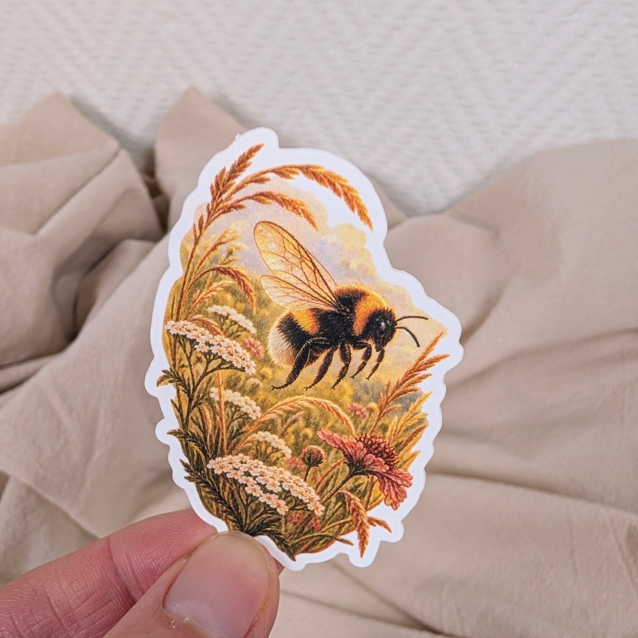 Hommel in bloemenweide - sticker – bijzondere edelsteen, zorgvuldig gekozen door Marga Jacobs