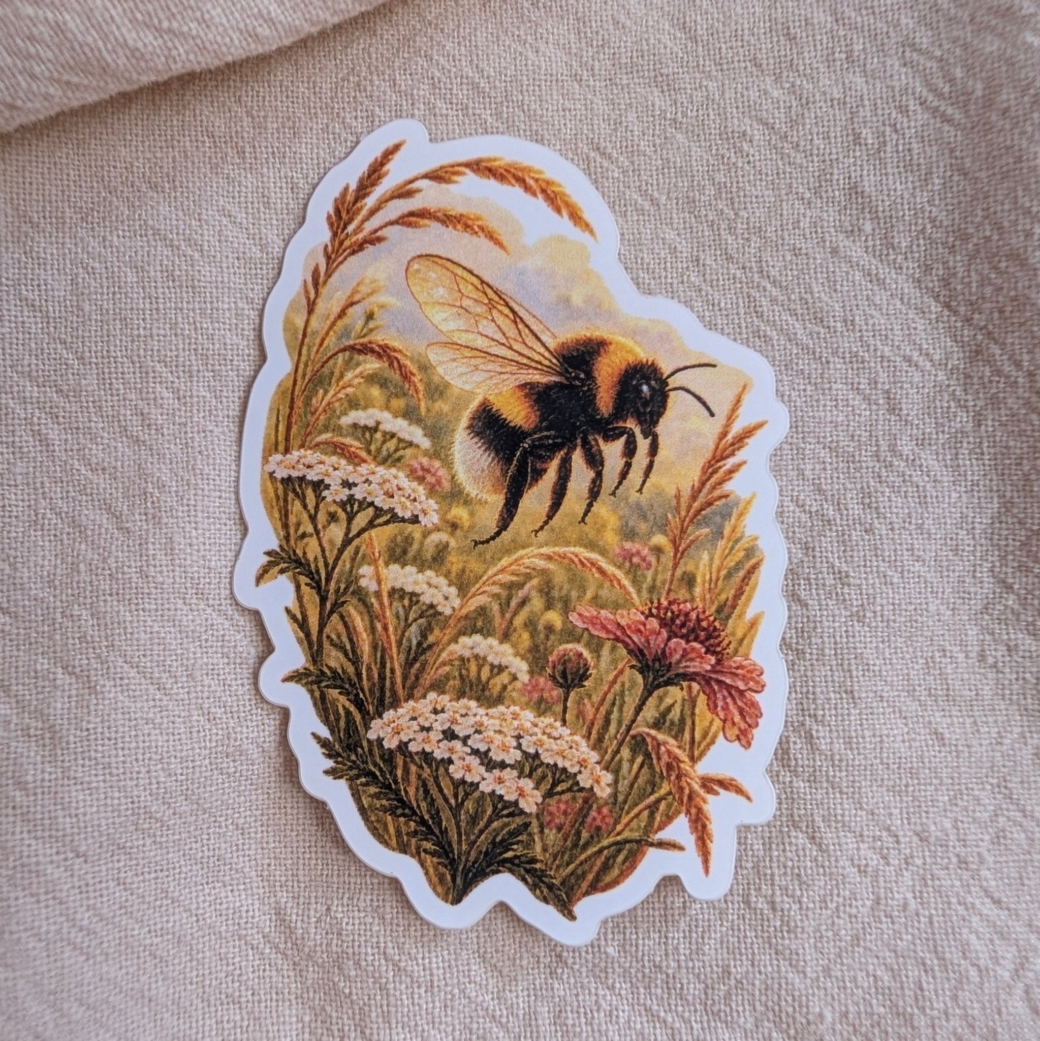 Hommel in bloemenweide - sticker – bijzondere edelsteen, zorgvuldig gekozen door Marga Jacobs