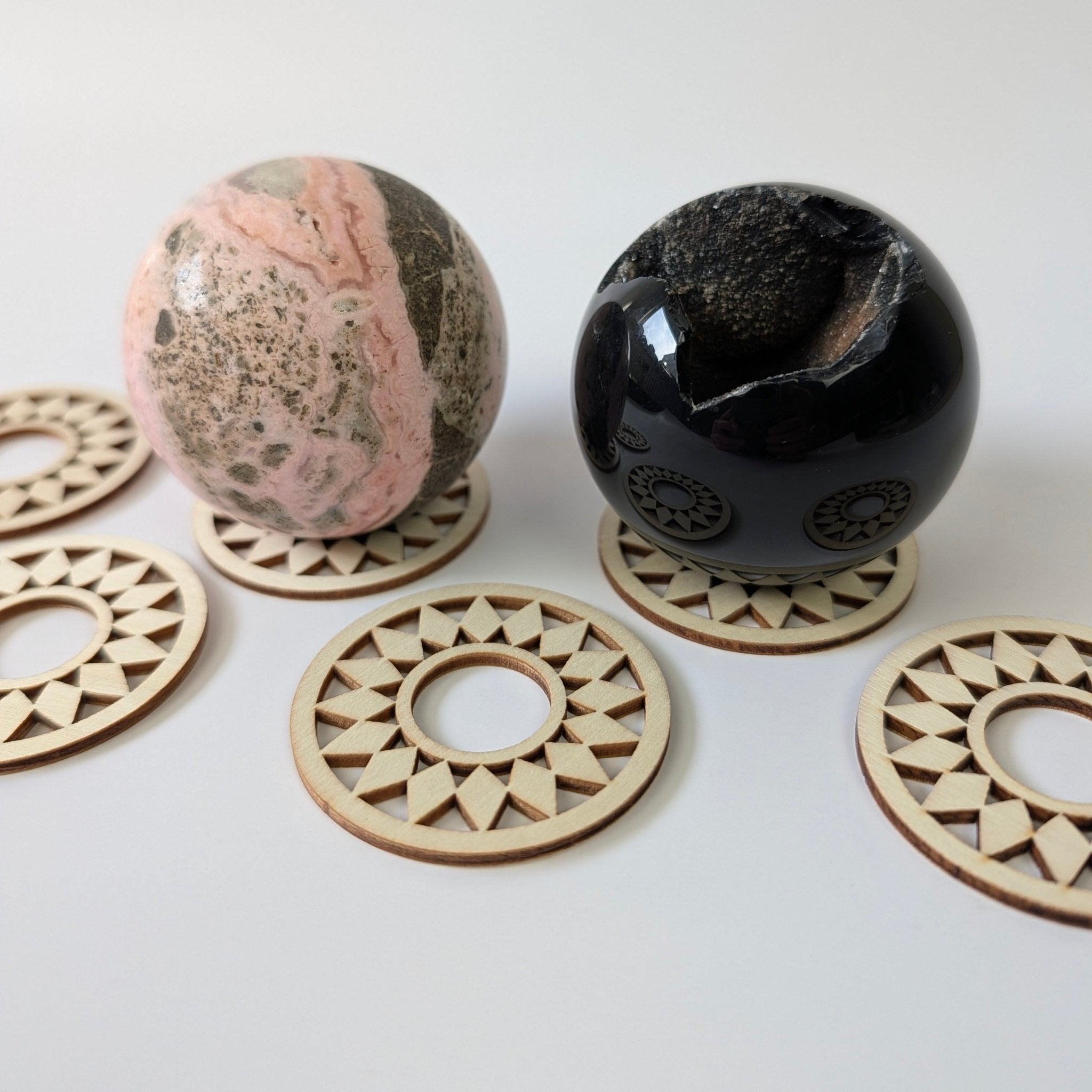 Houten bolhouder voor edelsteenbollen – bijzondere edelsteen, zorgvuldig gekozen door Marga Jacobs