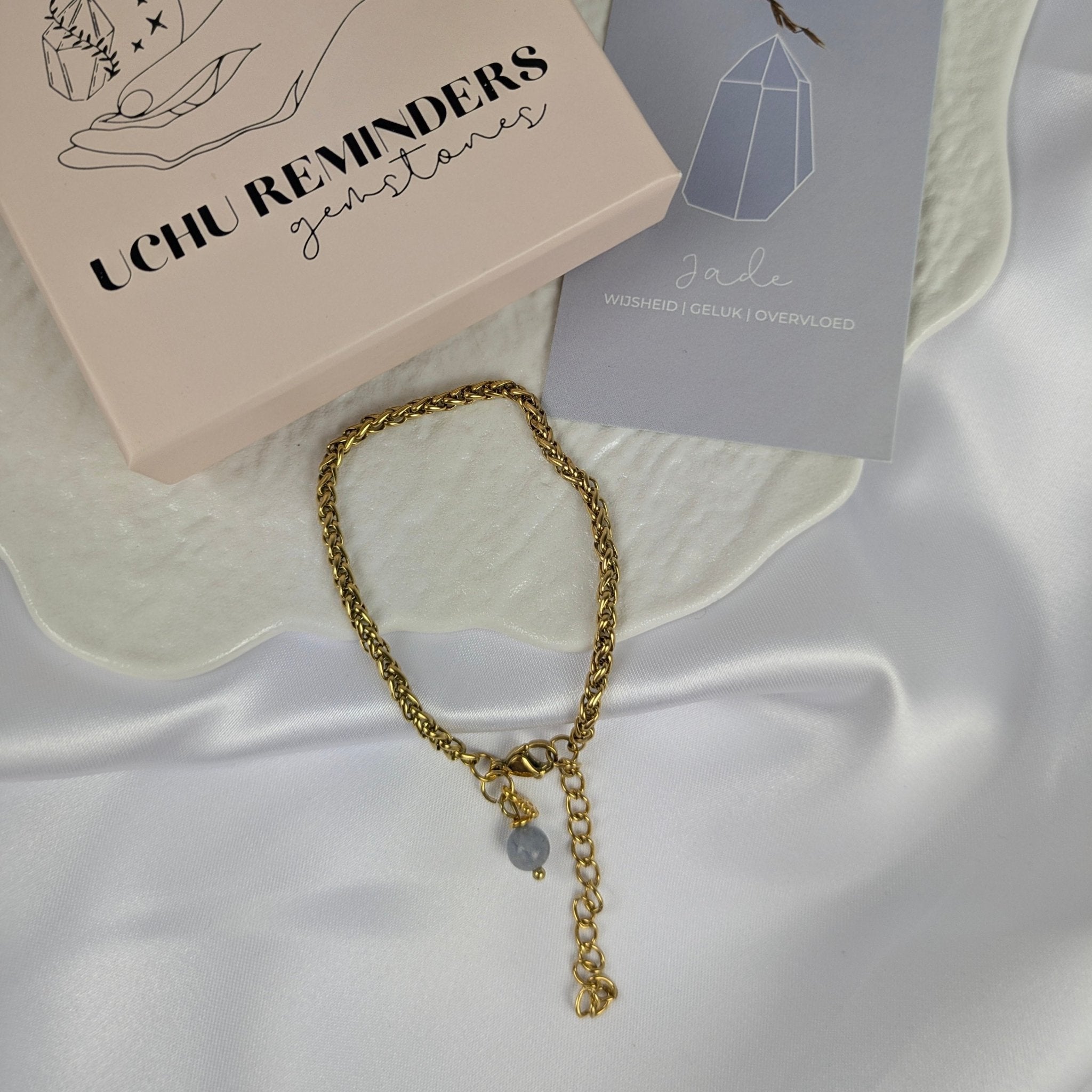 Jade armband met bloemetje | Uchu Reminders – curated crystal by Marga Jacobs | rust, symboliek en intuïtieve zelfzorg