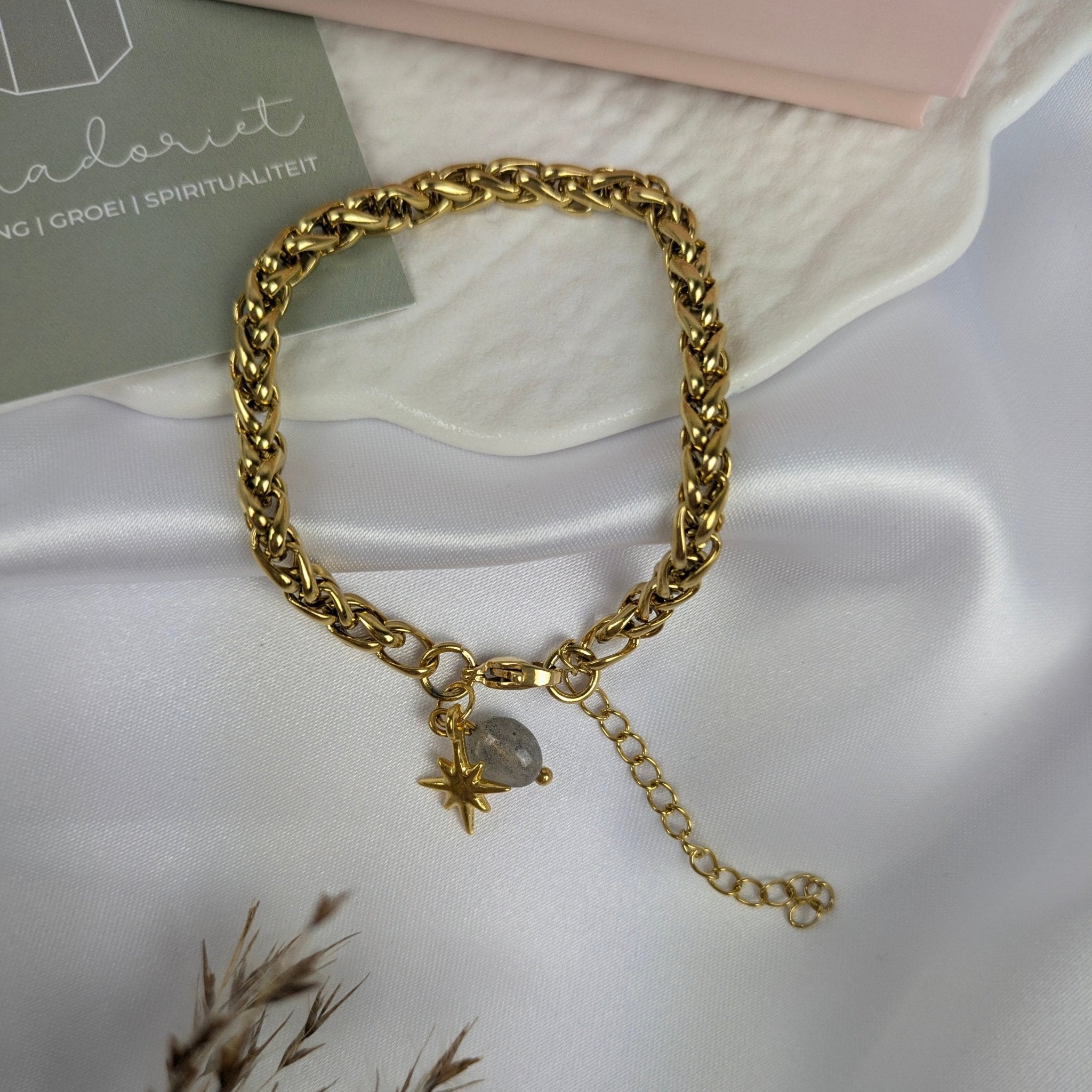 Labradoriet armband met ster | Uchu Reminders – curated crystal by Marga Jacobs | rust, symboliek en intuïtieve zelfzorg