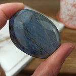 Labradoriet handstenen – curated crystal by Marga Jacobs | rust, symboliek en intuïtieve zelfzorg