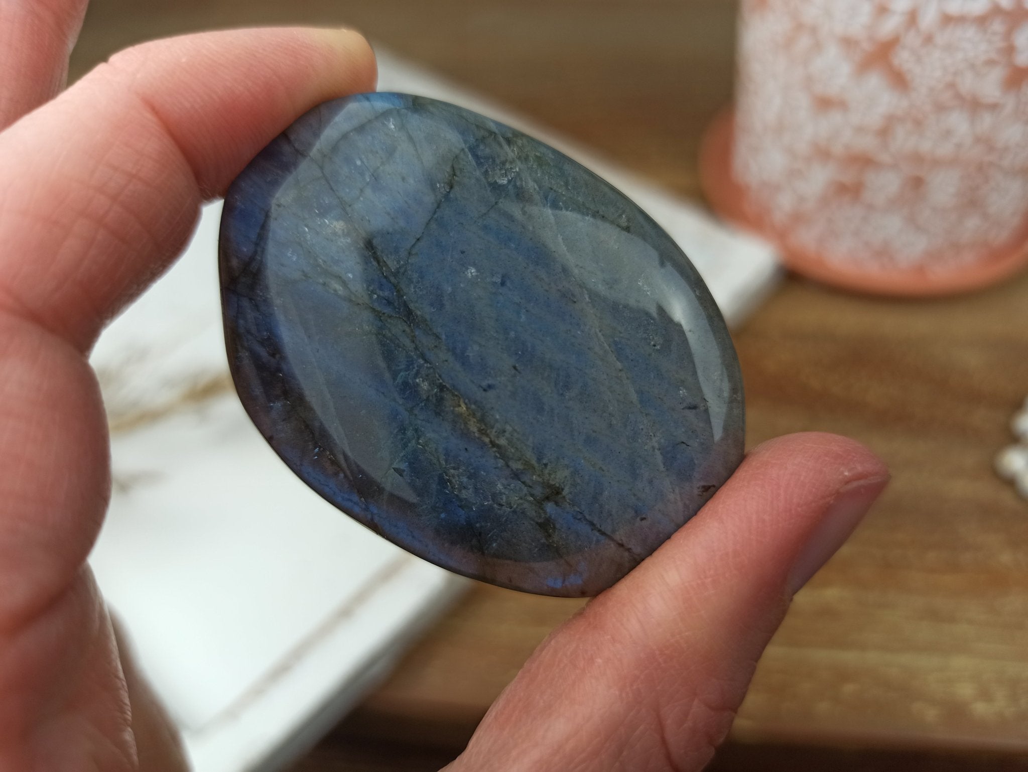 Labradoriet handstenen – curated crystal by Marga Jacobs | rust, symboliek en intuïtieve zelfzorg