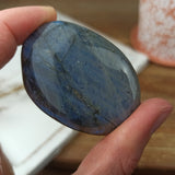 Labradoriet handstenen – curated crystal by Marga Jacobs | rust, symboliek en intuïtieve zelfzorg