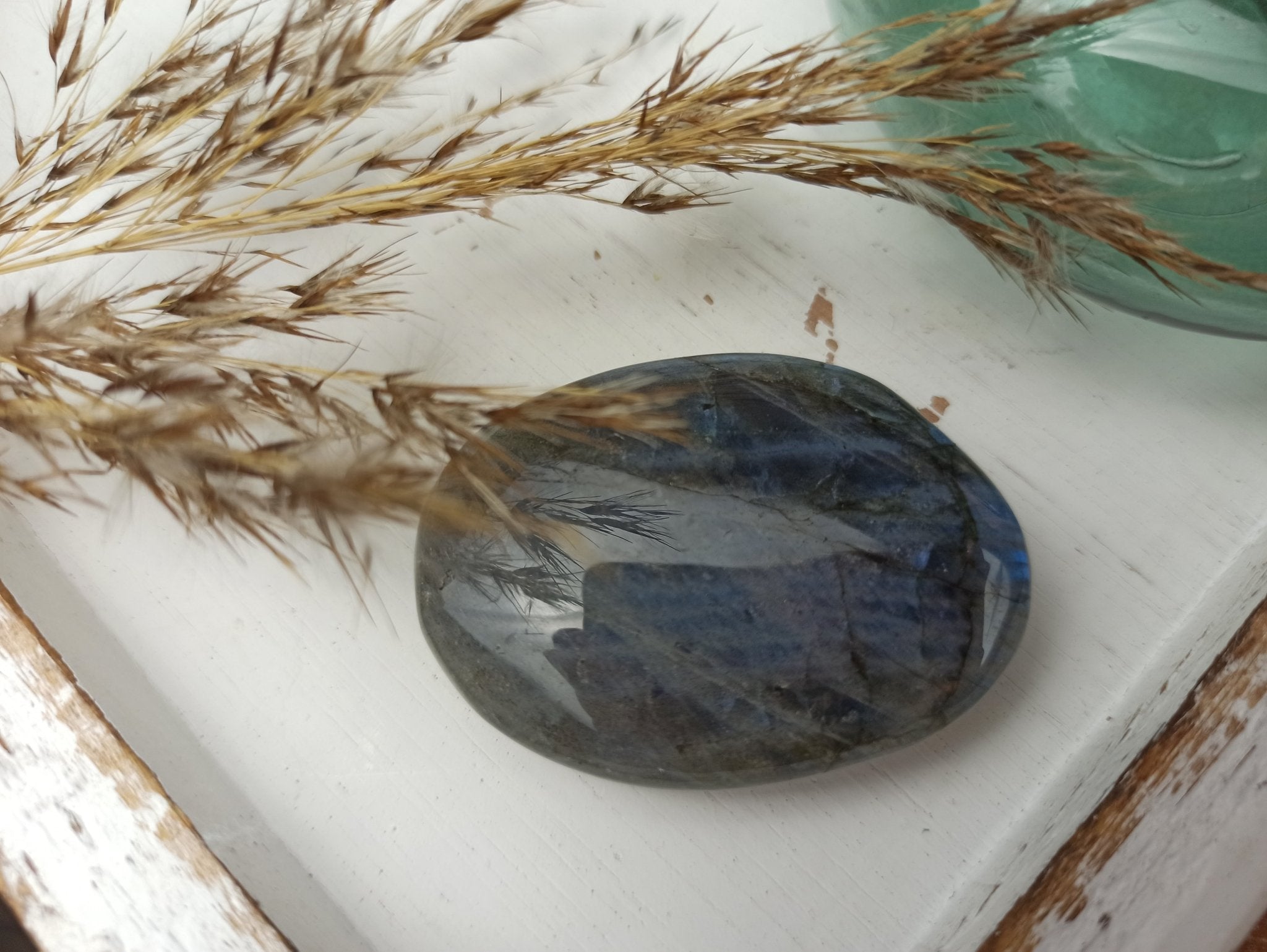 Labradoriet handstenen – curated crystal by Marga Jacobs | rust, symboliek en intuïtieve zelfzorg