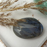 Labradoriet handstenen – curated crystal by Marga Jacobs | rust, symboliek en intuïtieve zelfzorg