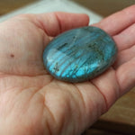 Labradoriet handstenen – curated crystal by Marga Jacobs | rust, symboliek en intuïtieve zelfzorg