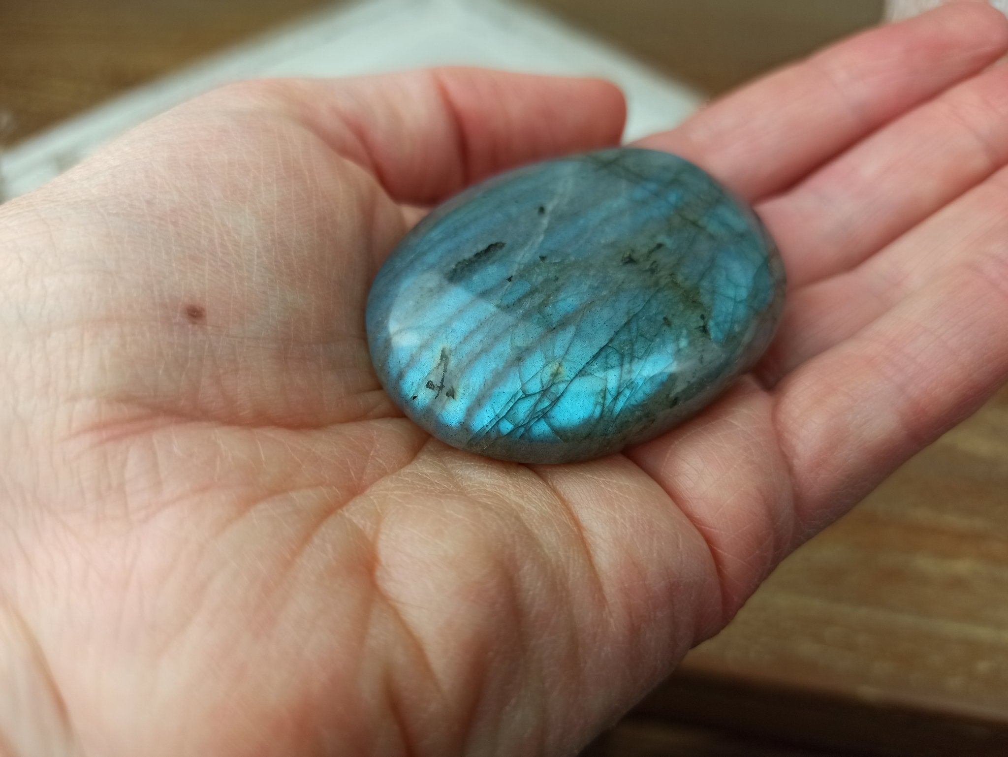 Labradoriet handstenen – curated crystal by Marga Jacobs | rust, symboliek en intuïtieve zelfzorg