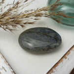 Labradoriet handstenen – curated crystal by Marga Jacobs | rust, symboliek en intuïtieve zelfzorg