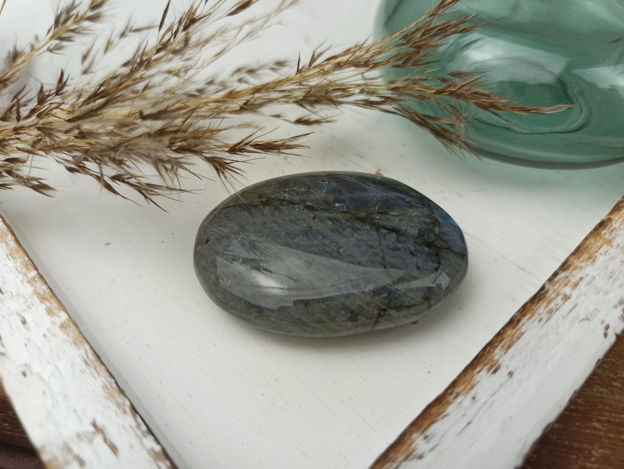 Labradoriet handstenen – curated crystal by Marga Jacobs | rust, symboliek en intuïtieve zelfzorg