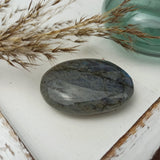 Labradoriet handstenen – curated crystal by Marga Jacobs | rust, symboliek en intuïtieve zelfzorg