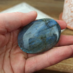 Labradoriet handstenen – curated crystal by Marga Jacobs | rust, symboliek en intuïtieve zelfzorg