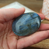 Labradoriet handstenen – curated crystal by Marga Jacobs | rust, symboliek en intuïtieve zelfzorg