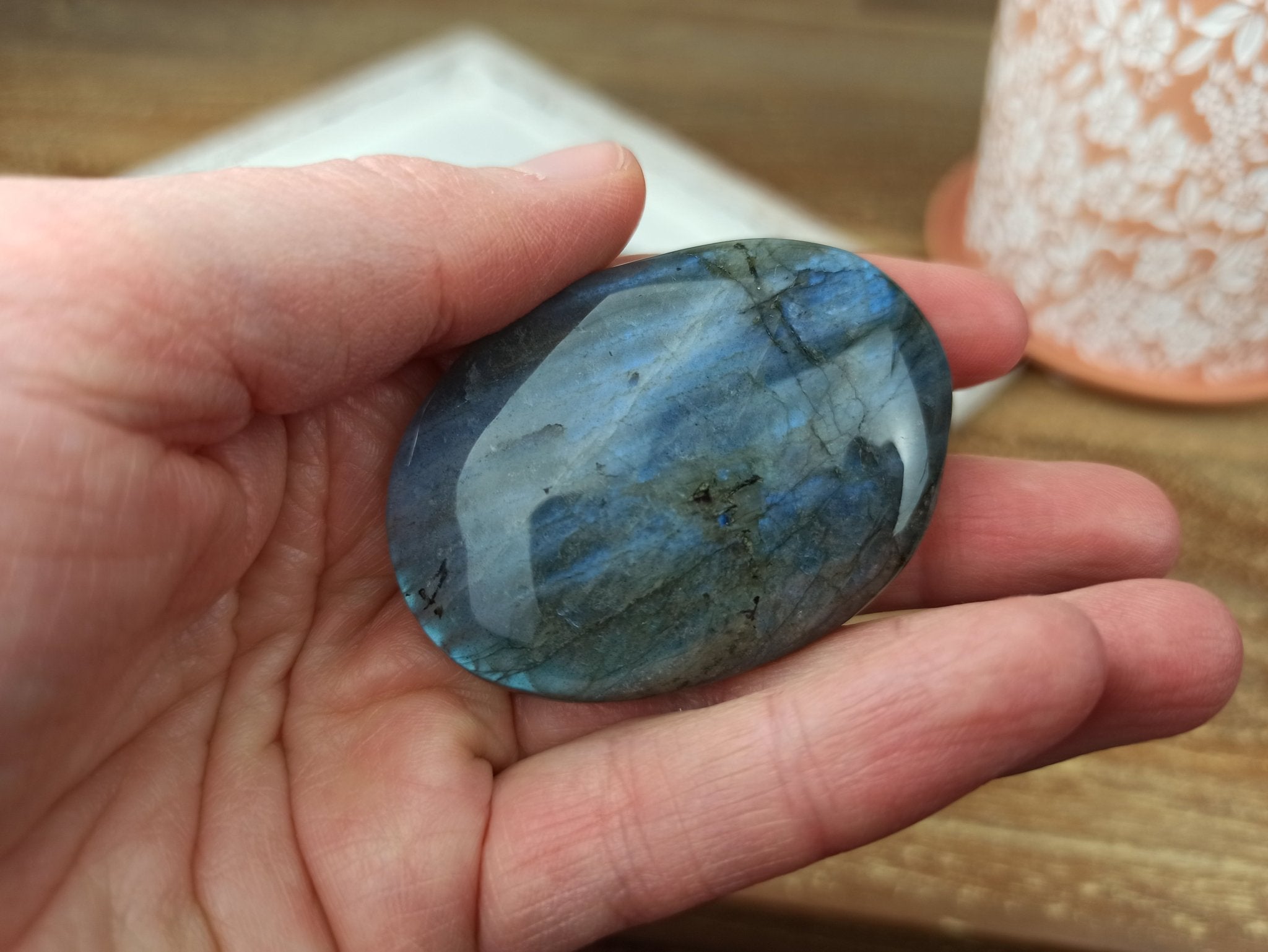 Labradoriet handstenen – curated crystal by Marga Jacobs | rust, symboliek en intuïtieve zelfzorg