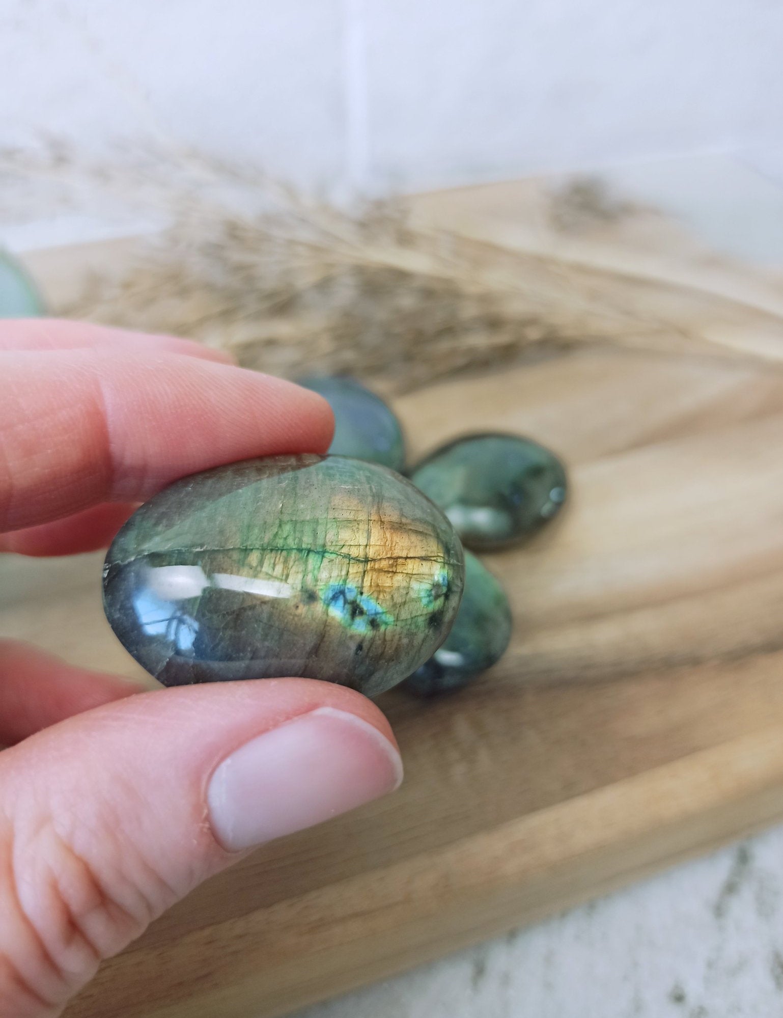 Labradoriet / spectroliet trommelstenen – curated crystal by Marga Jacobs | rust, symboliek en intuïtieve zelfzorg