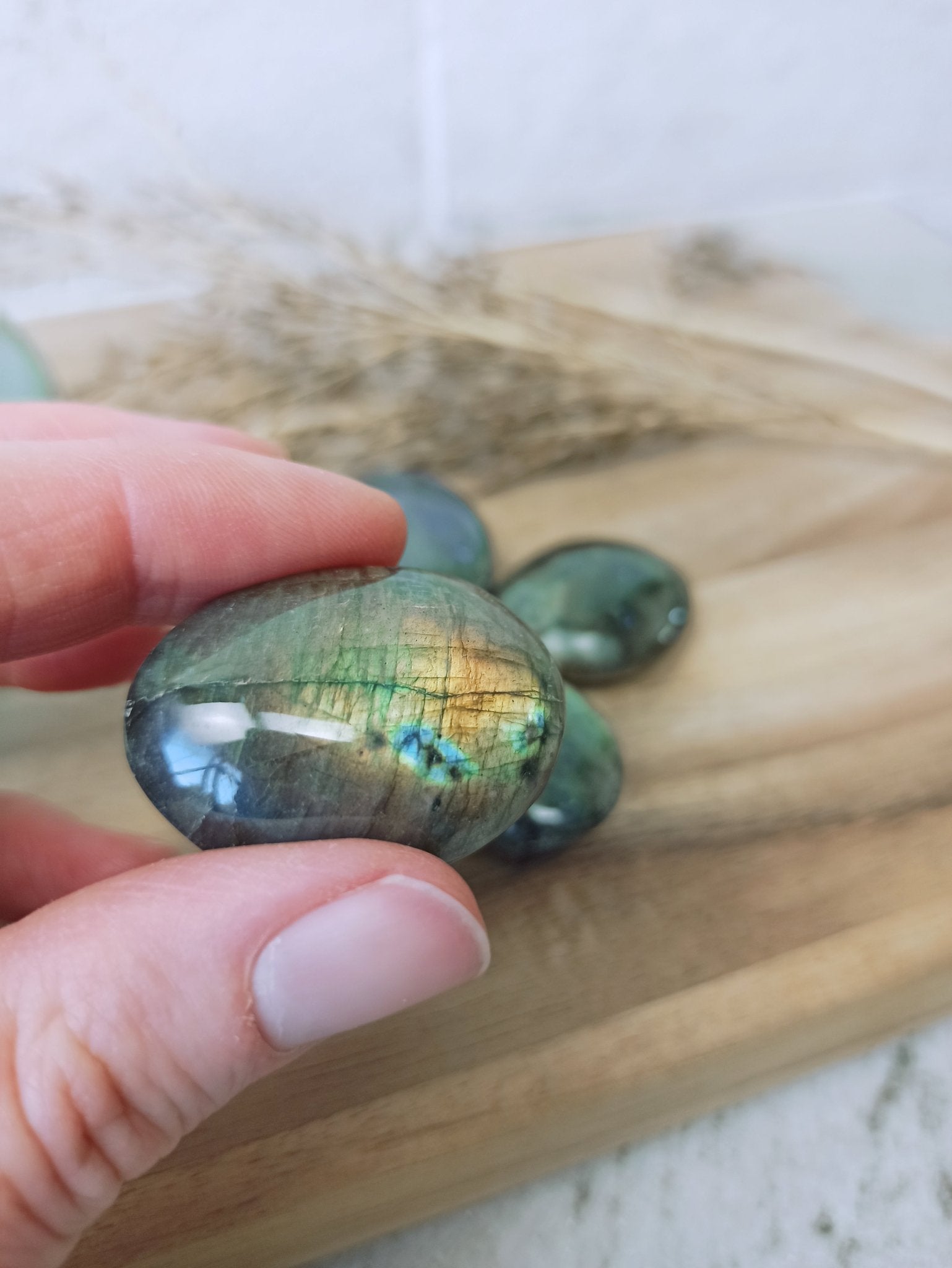 Labradoriet / spectroliet trommelstenen – curated crystal by Marga Jacobs | rust, symboliek en intuïtieve zelfzorg