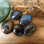 Labradoriet / spectroliet trommelstenen – curated crystal by Marga Jacobs | rust, symboliek en intuïtieve zelfzorg