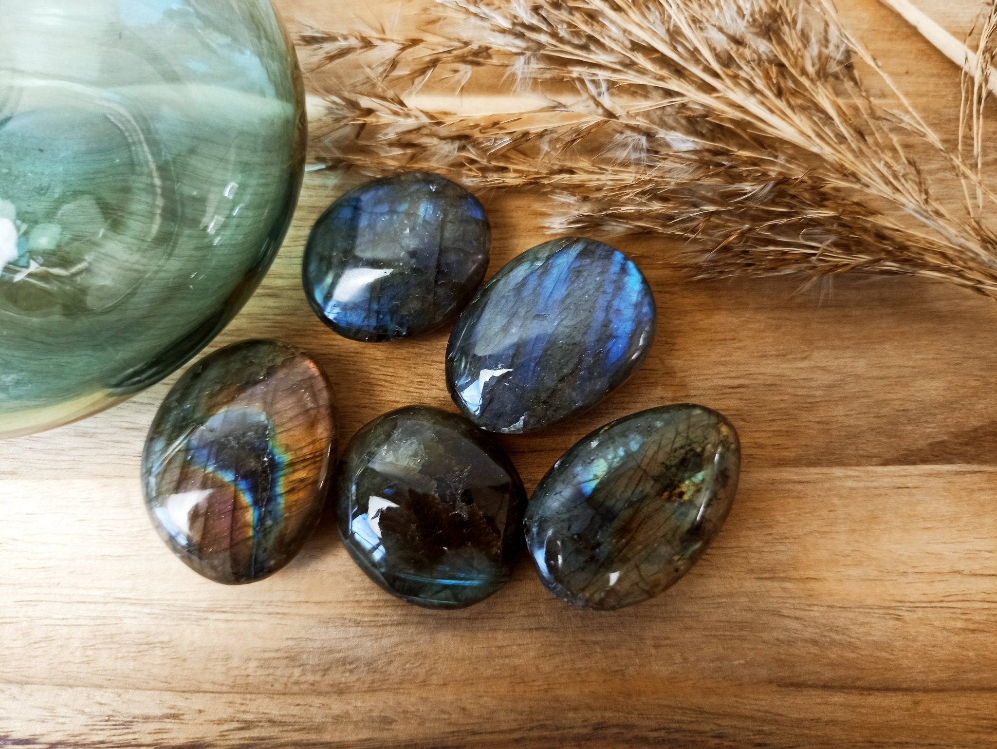 Labradoriet / spectroliet trommelstenen – curated crystal by Marga Jacobs | rust, symboliek en intuïtieve zelfzorg