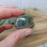 Labradoriet / spectroliet trommelstenen – curated crystal by Marga Jacobs | rust, symboliek en intuïtieve zelfzorg