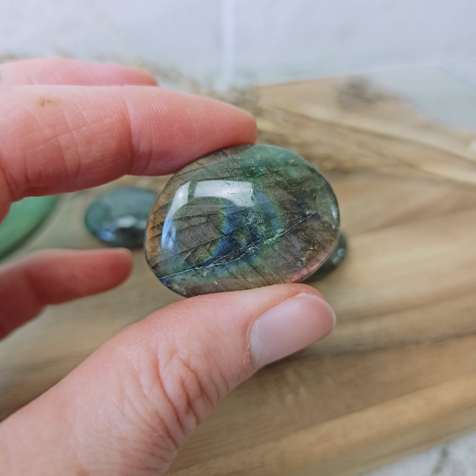 Labradoriet / spectroliet trommelstenen – curated crystal by Marga Jacobs | rust, symboliek en intuïtieve zelfzorg