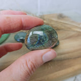 Labradoriet / spectroliet trommelstenen – curated crystal by Marga Jacobs | rust, symboliek en intuïtieve zelfzorg