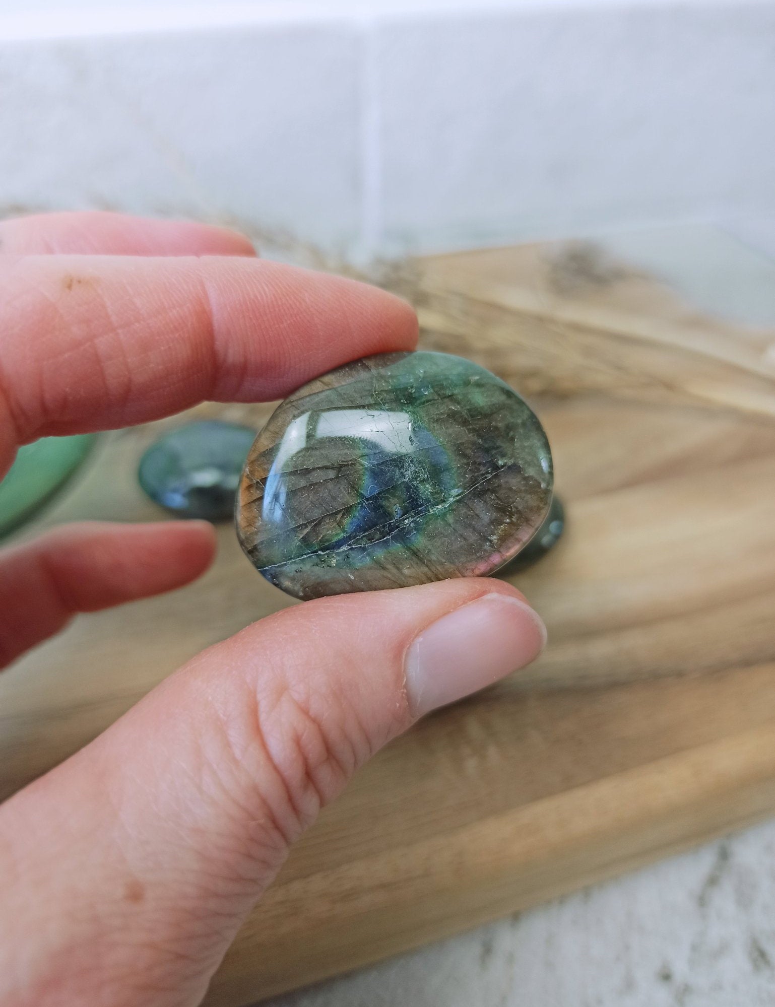 Labradoriet / spectroliet trommelstenen – curated crystal by Marga Jacobs | rust, symboliek en intuïtieve zelfzorg