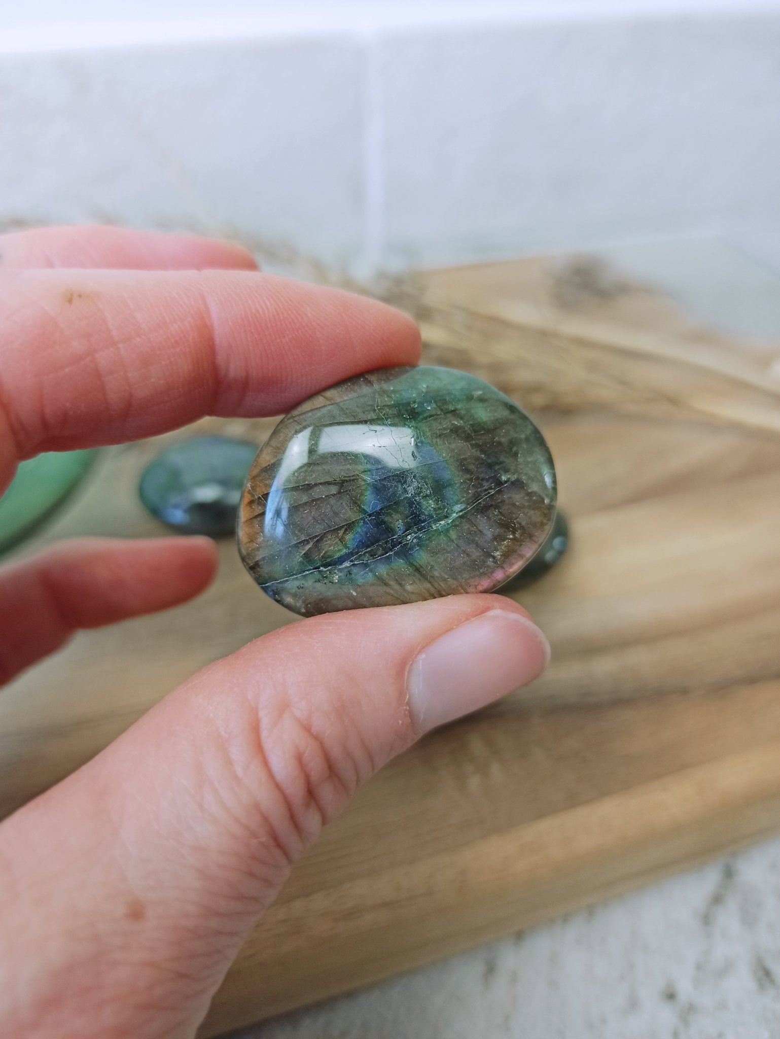 Labradoriet / spectroliet trommelstenen – curated crystal by Marga Jacobs | rust, symboliek en intuïtieve zelfzorg