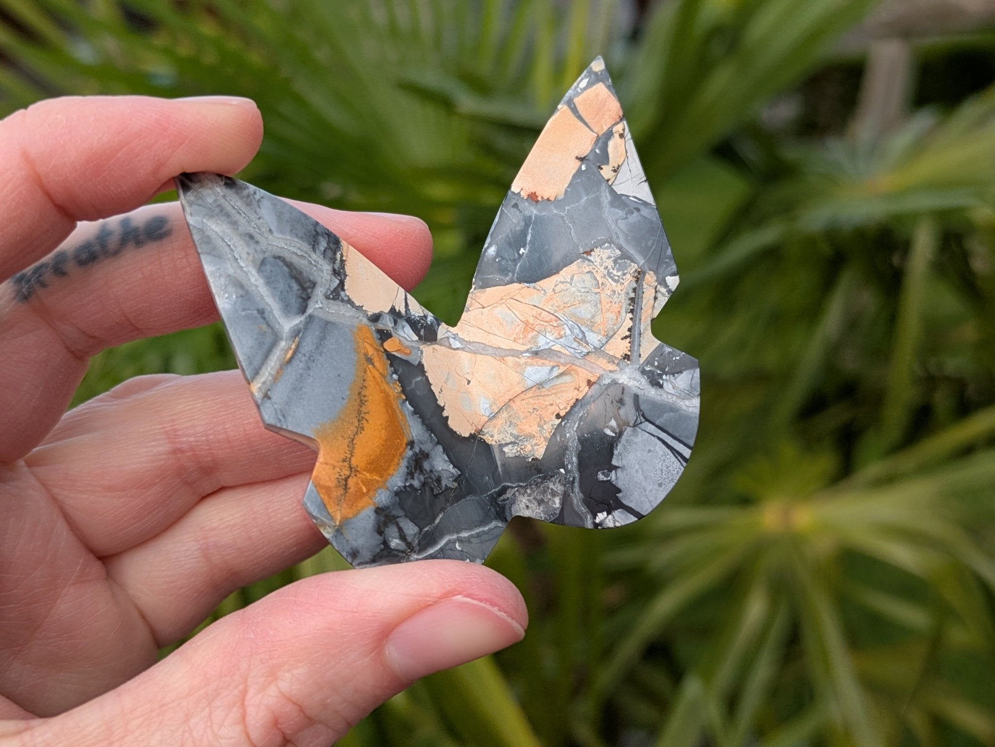 Maligano jaspis vlinder – curated crystal by Marga Jacobs | rust, symboliek en intuïtieve zelfzorg