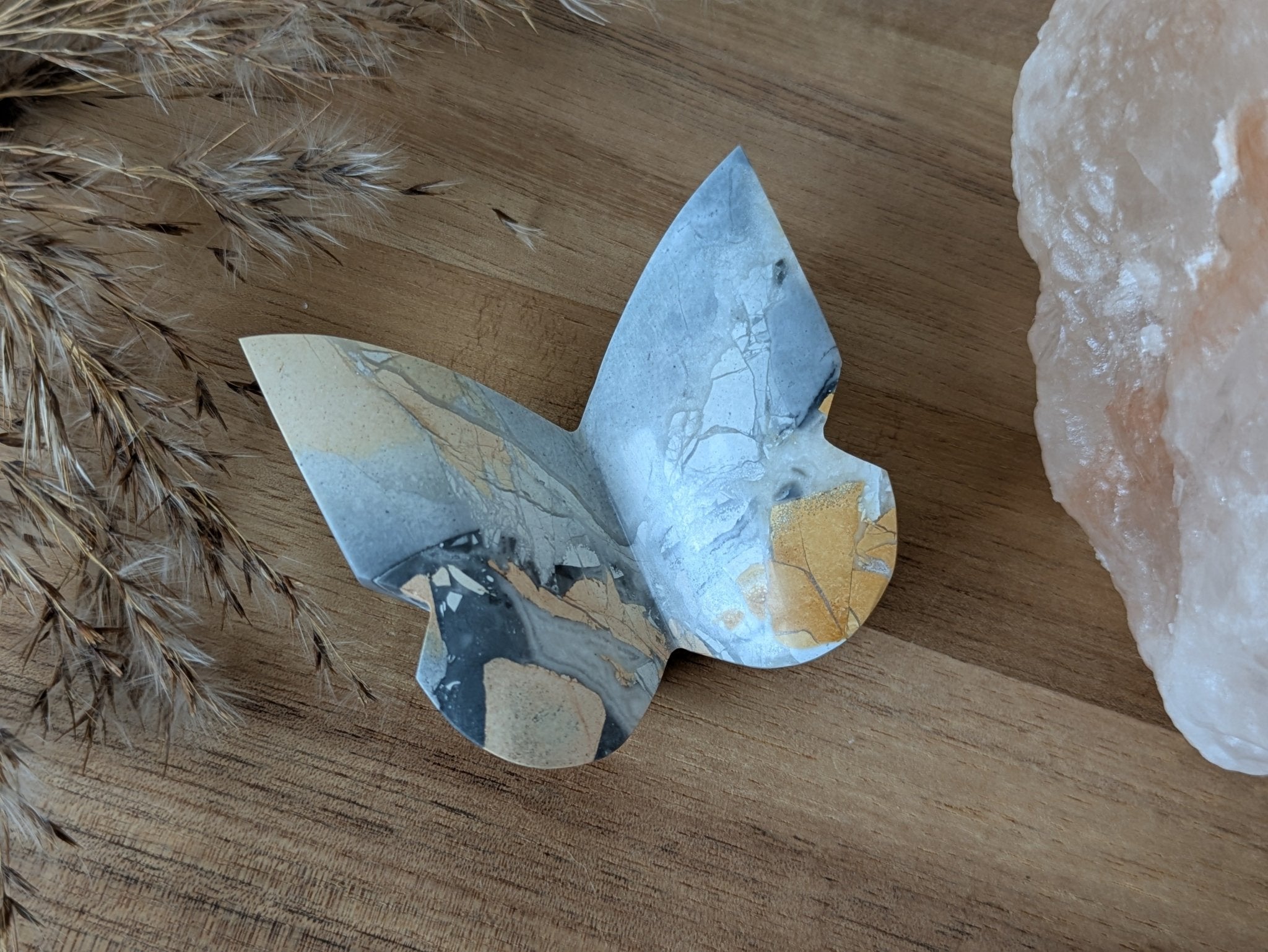 Maligano jaspis vlinder – curated crystal by Marga Jacobs | rust, symboliek en intuïtieve zelfzorg