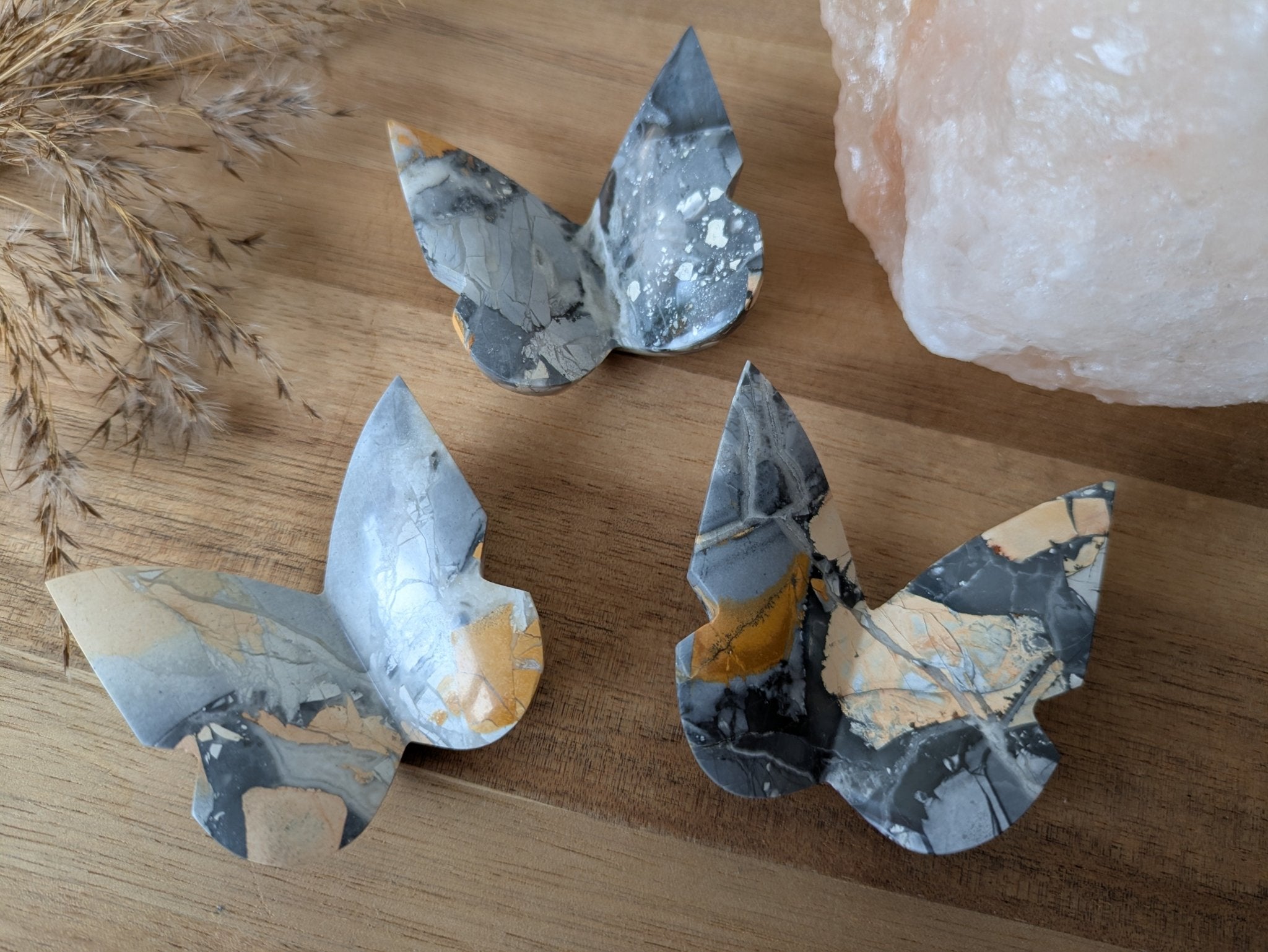 Maligano jaspis vlinder – curated crystal by Marga Jacobs | rust, symboliek en intuïtieve zelfzorg